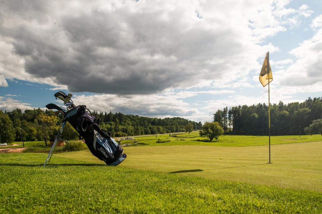 Golf v prázdninového areálu nebo okolí