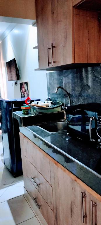 Kuchyň nebo kuchyňský kout v ubytování Khalisee Homes Studio Apartment 2