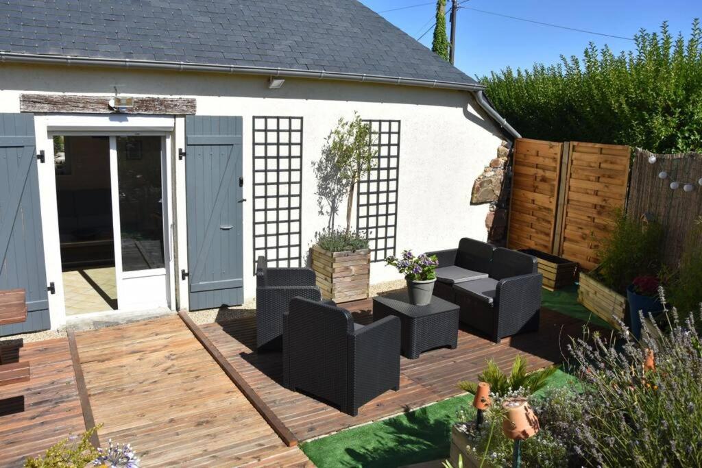un patio avec des chaises et une terrasse en bois dans l'établissement Blaz an Holen - Maison avec jardin à Guimaëc, à Saint-Jean-du-Doigt