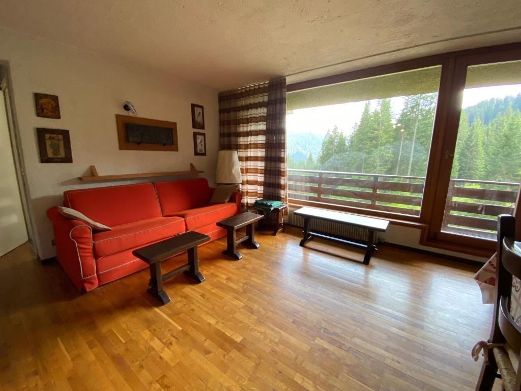 マドンナ・ディ・カンピリオにあるTrilocale Zangola - Serafiniのリビングルーム(赤いソファ、大きな窓付)