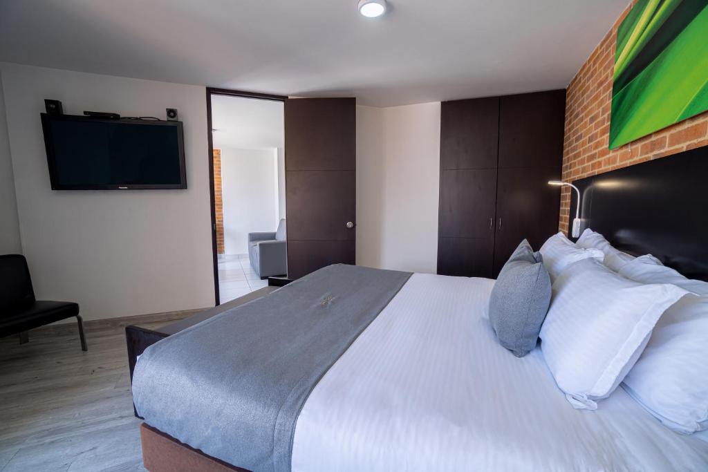 Postel nebo postele na pokoji v ubytování Hemma Bogotá Chapinero Premium Suites Hotel