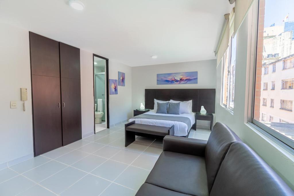 Postel nebo postele na pokoji v ubytování Hemma Bogotá Chapinero Premium Suites Hotel