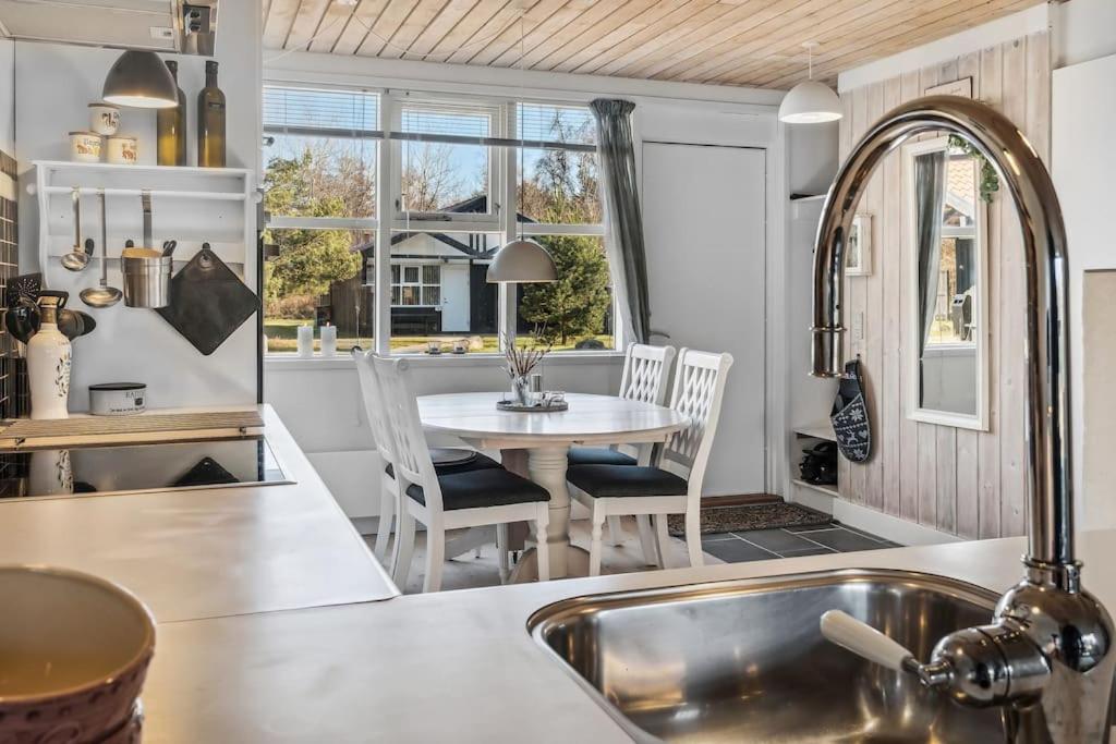 Fotografie z fotogalerie ubytování Charmerende sommerhus - 200 m fra stranden v destinaci Bøtø By