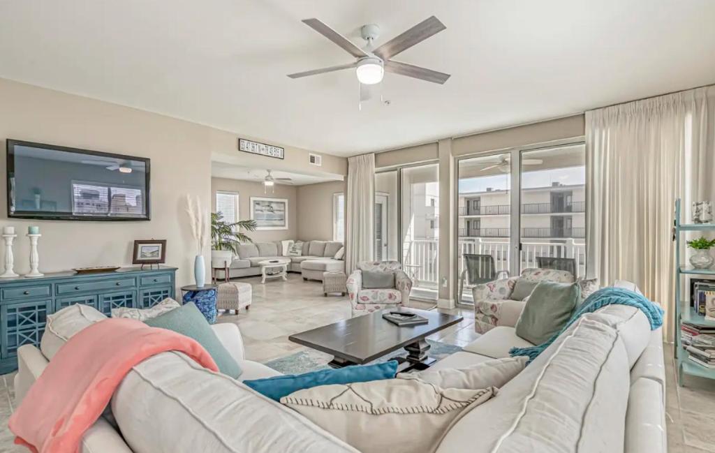 ein Wohnzimmer mit einer Couch und einem Tisch in der Unterkunft Stunning Ocean Breeze Luxury Villas 4D-Across The Street From The Ocean! Sleeps 10 guests! in Myrtle Beach