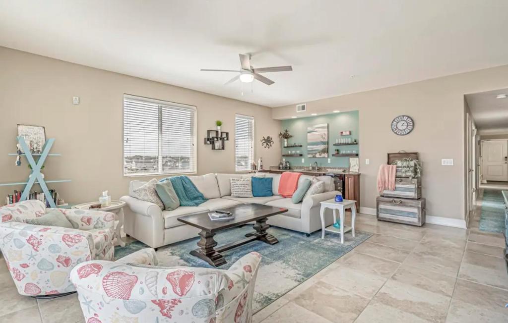 ein Wohnzimmer mit einer Couch und einem Tisch in der Unterkunft Stunning Ocean Breeze Luxury Villas 4D-Across The Street From The Ocean! Sleeps 10 guests! in Myrtle Beach