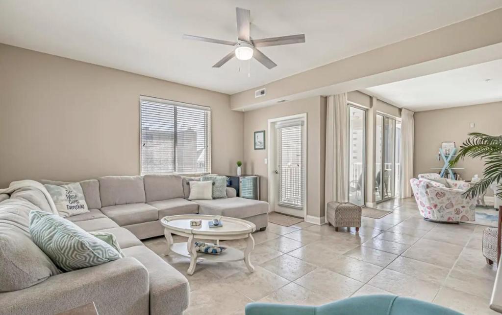 ein Wohnzimmer mit einer Couch und einem Tisch in der Unterkunft Stunning Ocean Breeze Luxury Villas 4D-Across The Street From The Ocean! Sleeps 10 guests! in Myrtle Beach