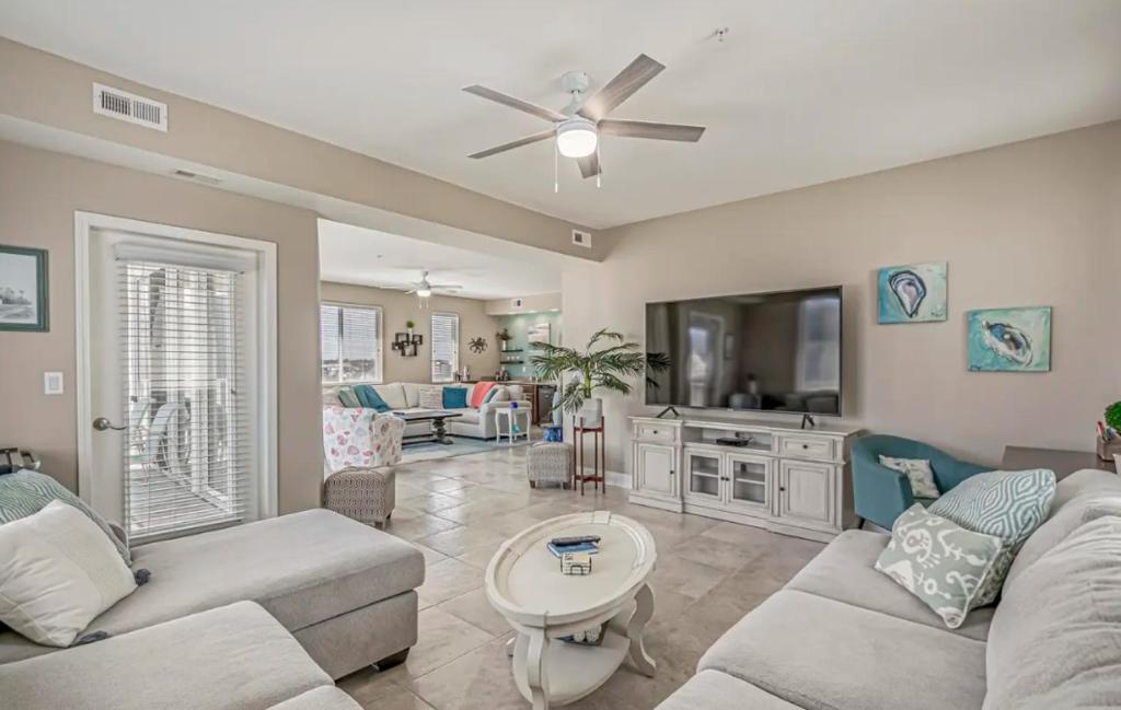 ein Wohnzimmer mit einer Couch und einem Tisch in der Unterkunft Stunning Ocean Breeze Luxury Villas 4D-Across The Street From The Ocean! Sleeps 10 guests! in Myrtle Beach