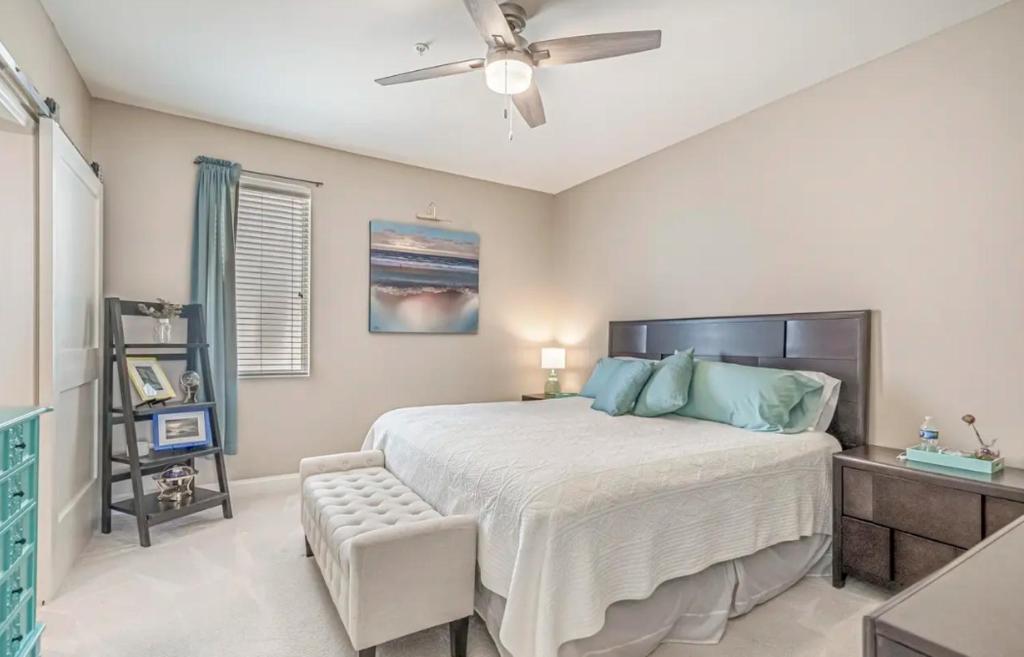 Ein Bett oder Betten in einem Zimmer der Unterkunft Stunning Ocean Breeze Luxury Villas 4D-Across The Street From The Ocean! Sleeps 10 guests!