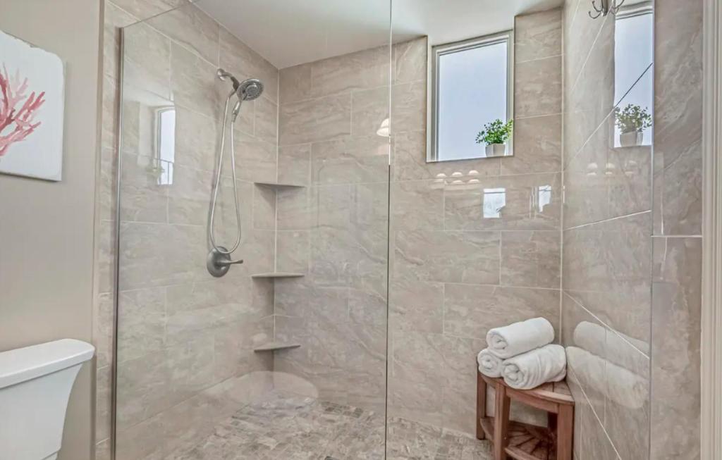 Ein Badezimmer in der Unterkunft Stunning Ocean Breeze Luxury Villas 4D-Across The Street From The Ocean! Sleeps 10 guests!