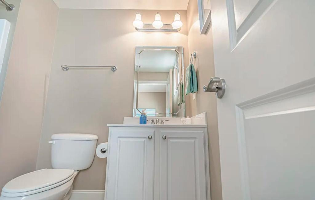 Ein Badezimmer in der Unterkunft Stunning Ocean Breeze Luxury Villas 4D-Across The Street From The Ocean! Sleeps 10 guests!