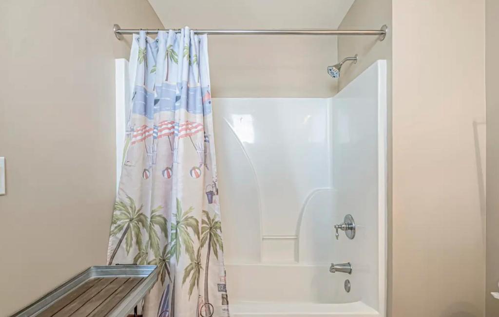 Ein Badezimmer in der Unterkunft Stunning Ocean Breeze Luxury Villas 4D-Across The Street From The Ocean! Sleeps 10 guests!