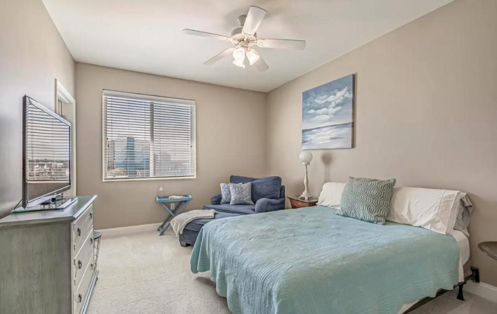 Ein Bett oder Betten in einem Zimmer der Unterkunft Stunning Ocean Breeze Luxury Villas 4D-Across The Street From The Ocean! Sleeps 10 guests!