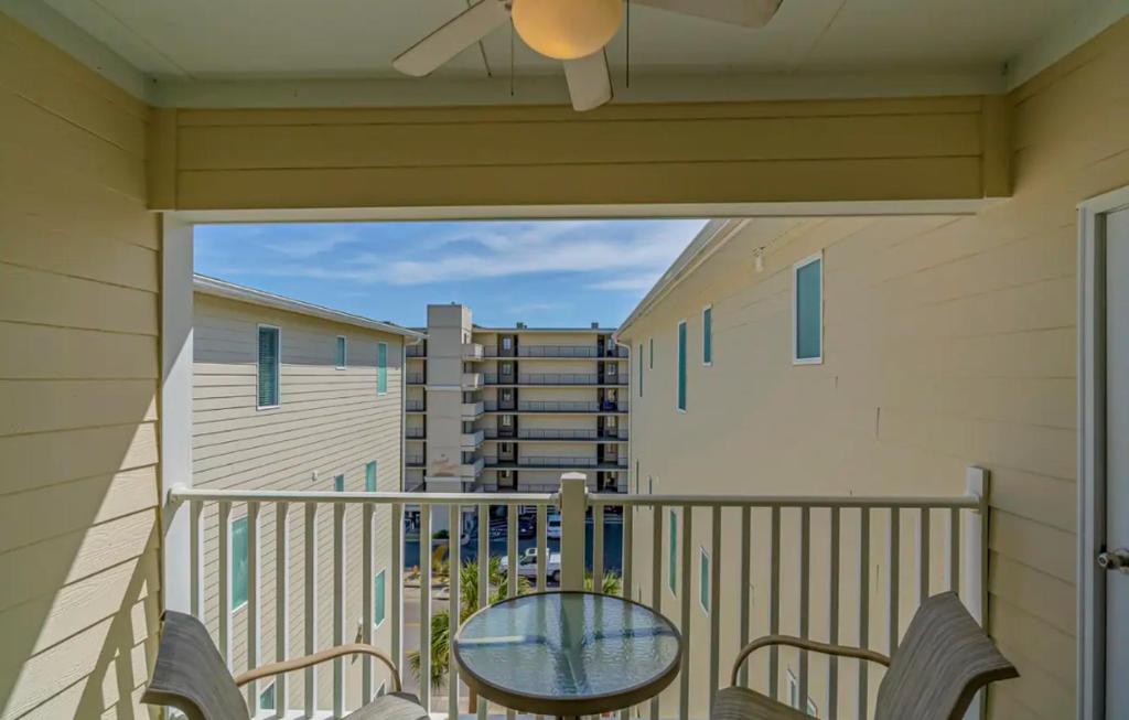 Ein Balkon oder eine Terrasse in der Unterkunft Stunning Ocean Breeze Luxury Villas 4D-Across The Street From The Ocean! Sleeps 10 guests!