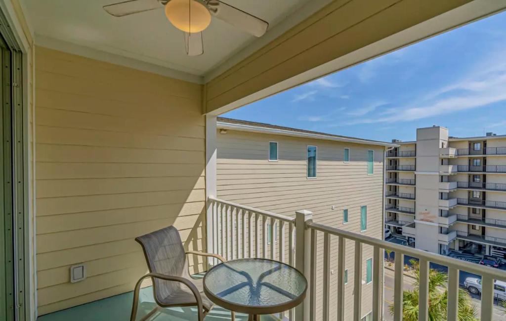 Ein Balkon oder eine Terrasse in der Unterkunft Stunning Ocean Breeze Luxury Villas 4D-Across The Street From The Ocean! Sleeps 10 guests!