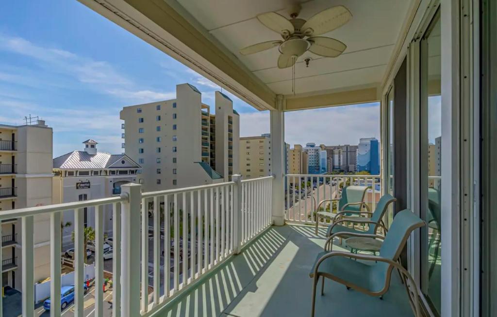 Ein Balkon oder eine Terrasse in der Unterkunft Stunning Ocean Breeze Luxury Villas 4D-Across The Street From The Ocean! Sleeps 10 guests!