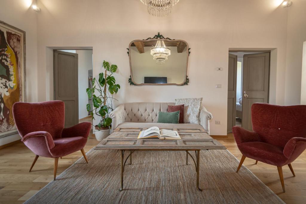 a living room with a table and two chairs at Colle del Vento in Todi
