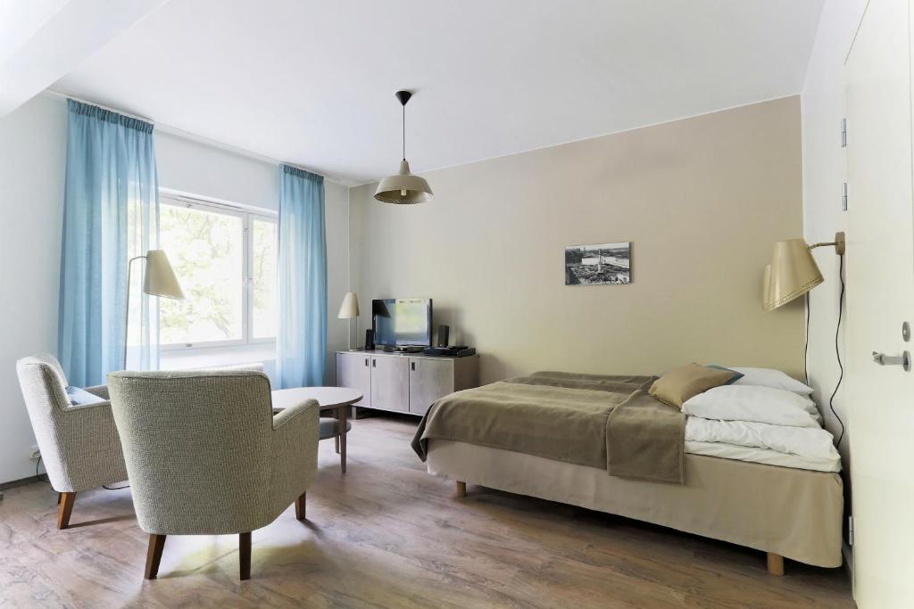 a bedroom with a bed and a desk and a chair at Forenom Serviced Apartments Helsinki Lapinlahdenkatu in Helsinki