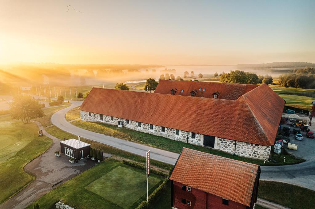 Východ nebo západ slunce při pohledu z hotelu nebo okolí