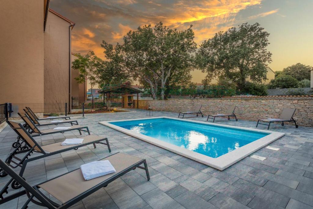 Bassein majutusasutuses Apartments Cesare with Shared Pool või selle lähedal