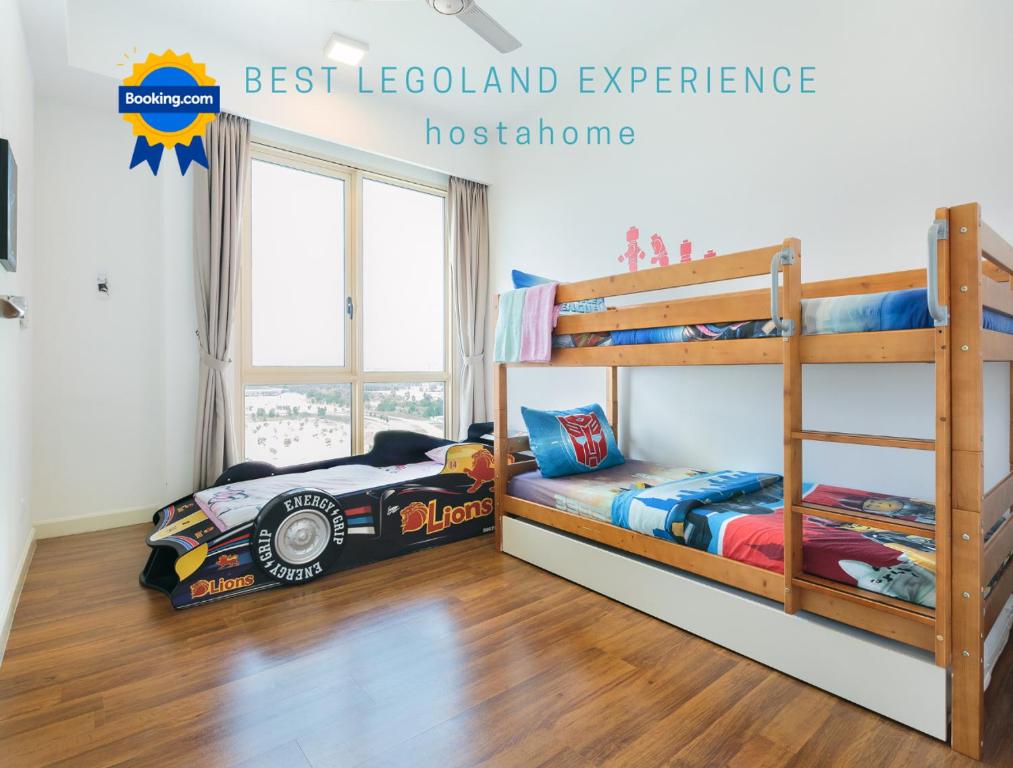 um quarto com 2 beliches num quarto em HostaHome Suites at Afiniti Residence walk to Legoland em Nusajaya
