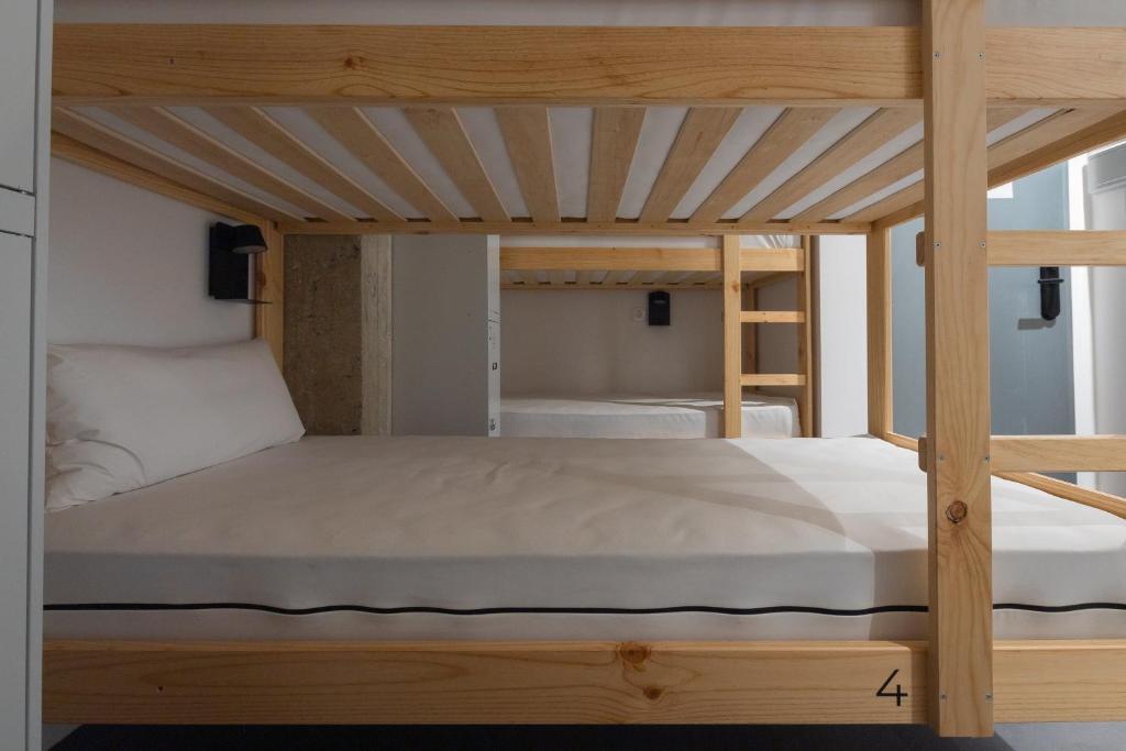 Postel nebo postele na pokoji v ubytování Ekoos Hostel, Bilbao Eko Hostel