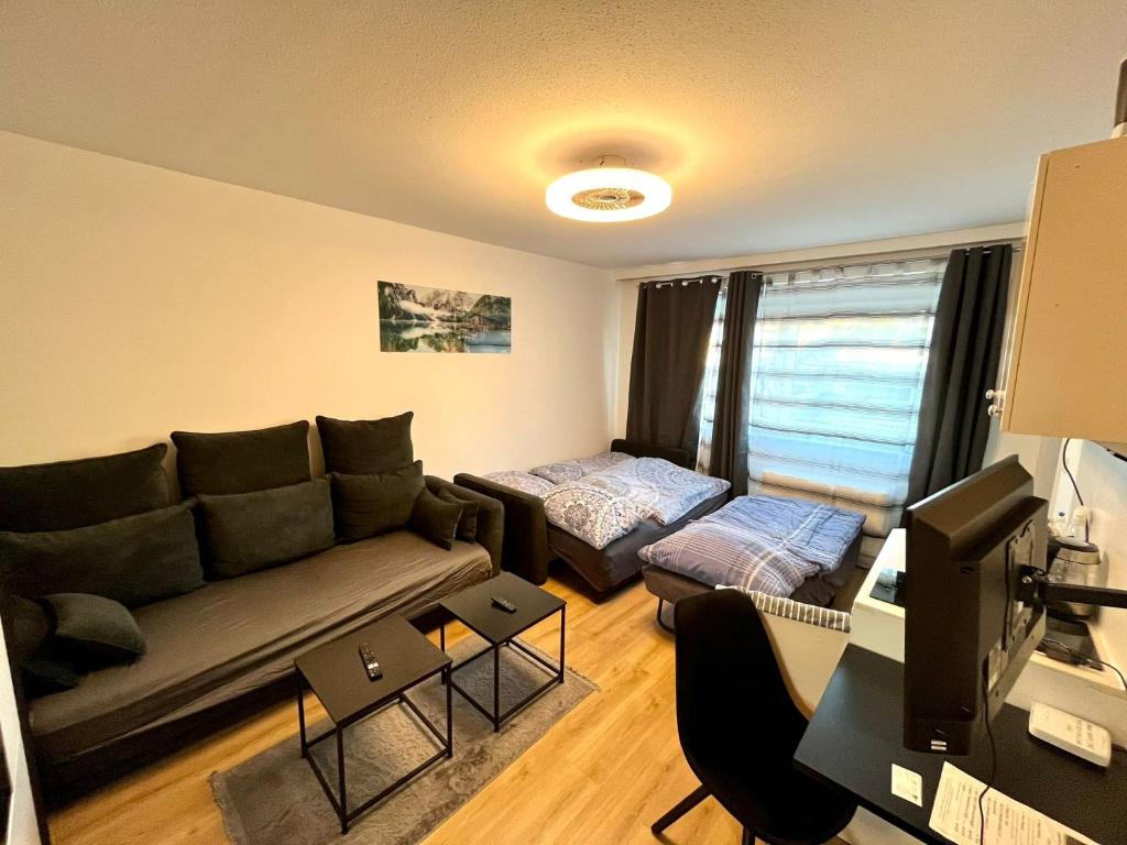 sala de estar con sofá y cama en Leobner Wohnung in zentraler Lage, en Judendorf