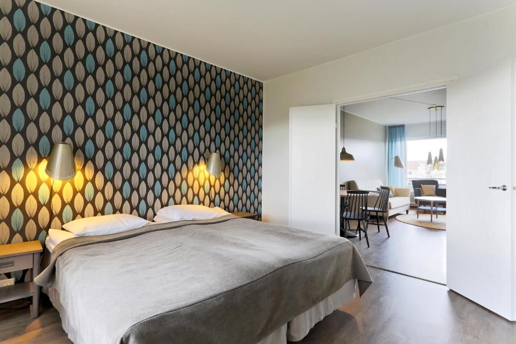 - une chambre avec un lit et un mur dans l'établissement Forenom Serviced Apartments Helsinki Lapinlahdenkatu, à Helsinki