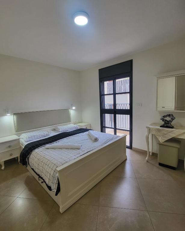 ein Schlafzimmer mit einem großen Bett in einem Zimmer in der Unterkunft Luxury duplex Port of Jaffa in Tel Aviv
