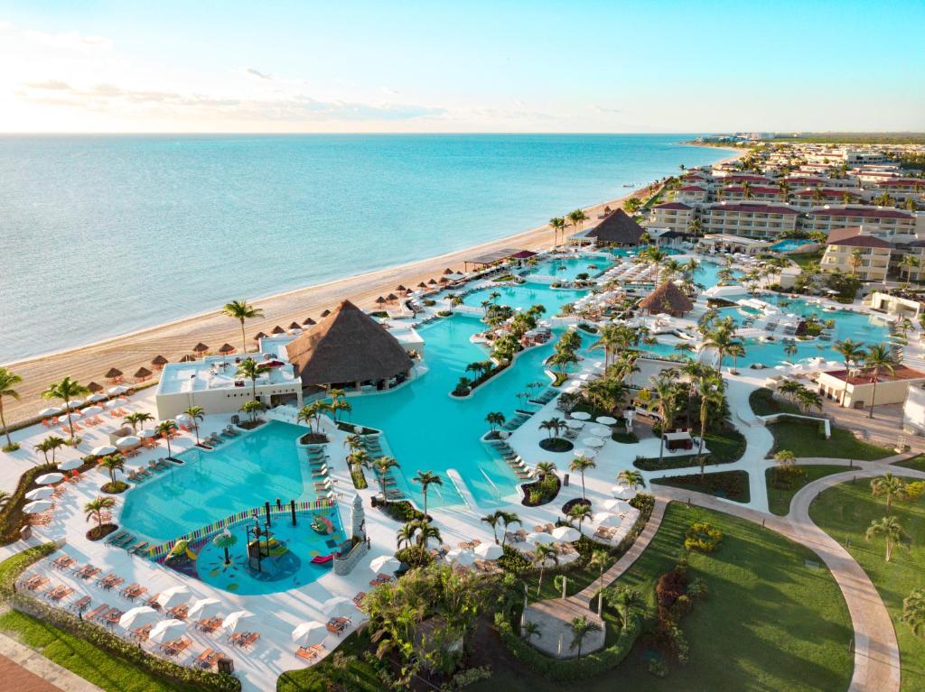 uma vista aérea do resort e da praia em Moon Palace Cancun - All Inclusive em Cancún