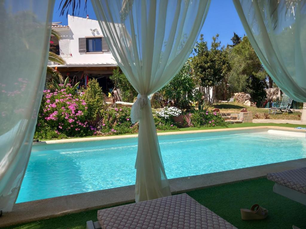 Bazén v ubytování ROMANCE Valdareina, Piscine chauffée, Bénagil-Carvoeiro nebo v jeho okolí