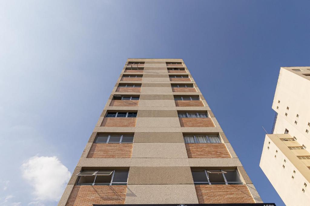 um edifício alto com um céu azul ao fundo em Vossa Bossa Vitta Polopoli em São Paulo