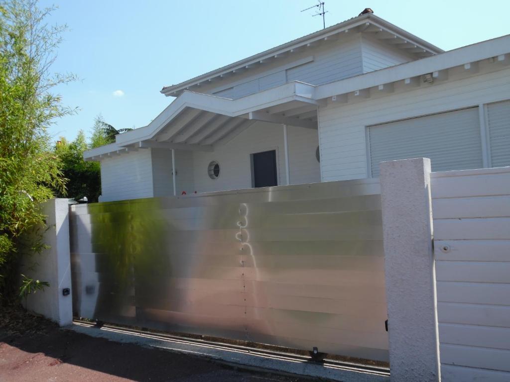 a privacy fence in front of a house at Villa Familiale, 10 personnes ,5 chambres ,piscine chauffée ,proche Bordeaux in Pessac