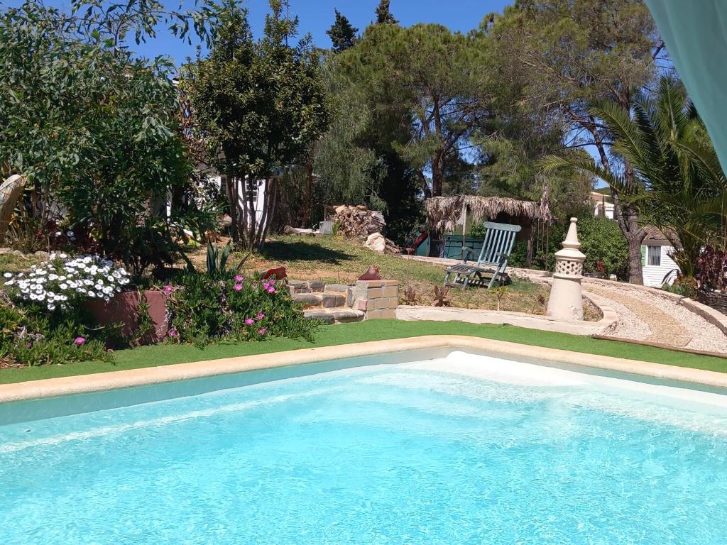 Bazén v ubytování ROMANCE Valdareina, Piscine chauffée, Bénagil-Carvoeiro nebo v jeho okolí