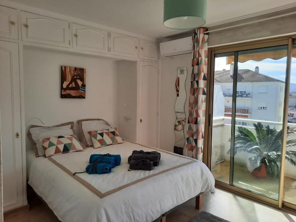 een slaapkamer met een bed met twee zakken erop bij Appart proche plage avec grand balcon in Cannes