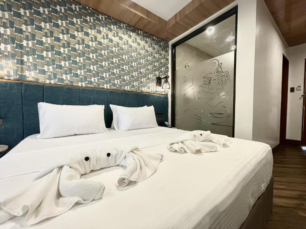 Uma cama ou camas num quarto em Lighthouse Point Hotel
