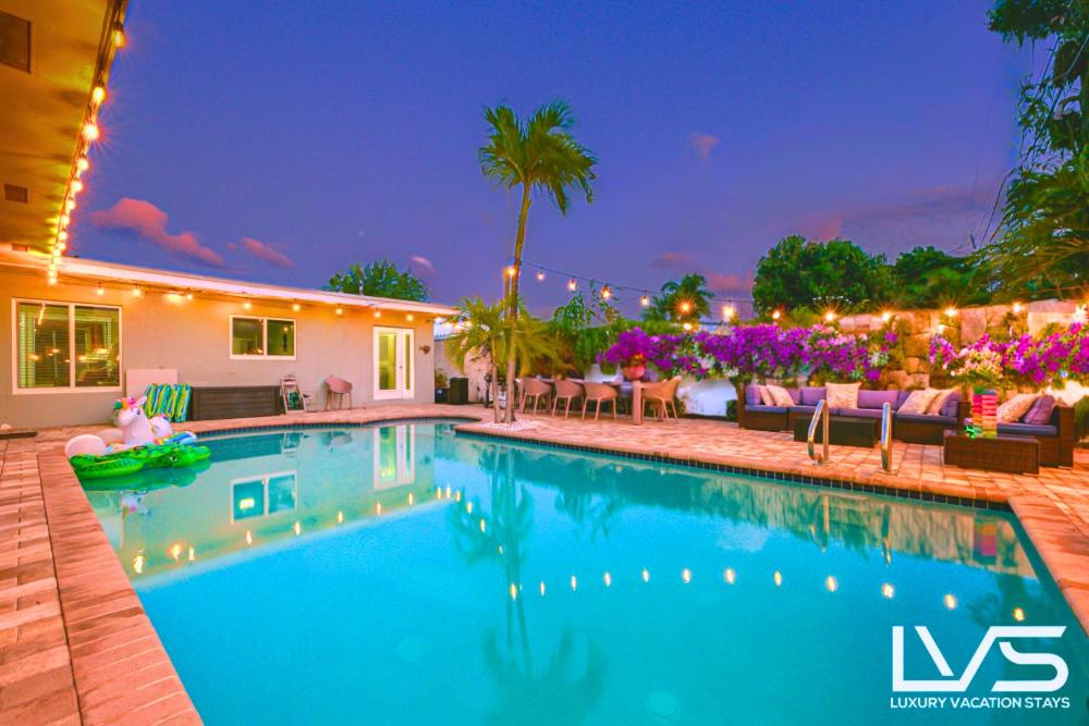 een zwembad voor een huis bij CasaDelMar- Outdoor Oasis Heated Pool 5 Min 2 Beach in Fort Lauderdale