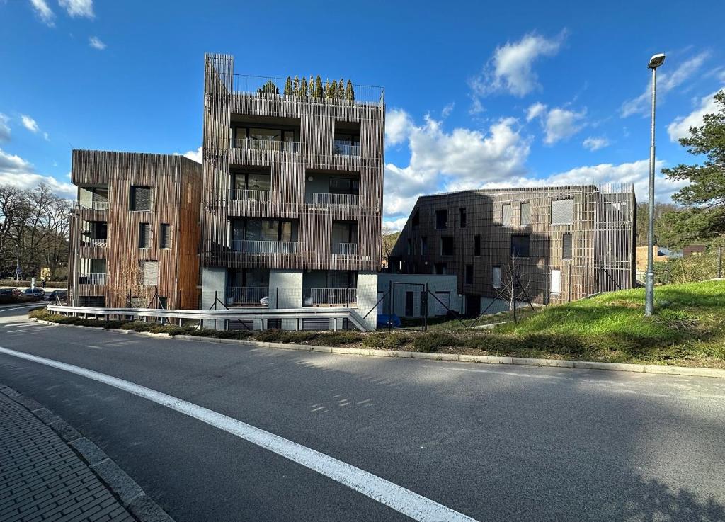 un edificio sul lato di una strada di Máchovo jezero apartmán J&J a Doksy