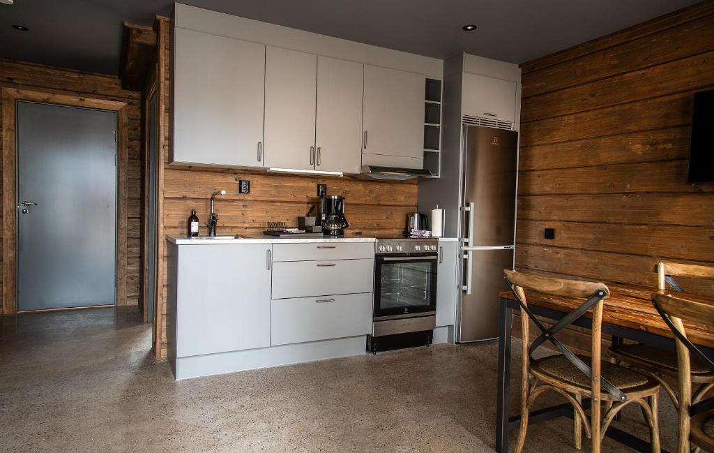 Kuchyň nebo kuchyňský kout v ubytování Laxhall Hotell Krog Konferens