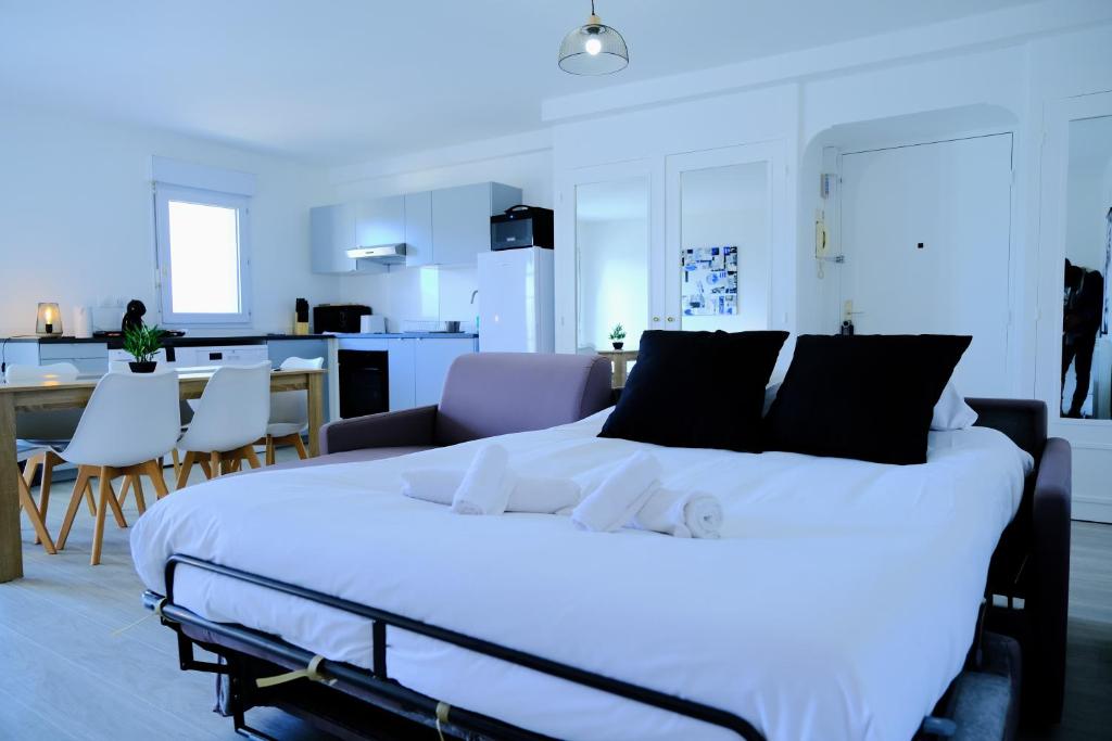 Posteľ alebo postele v izbe v ubytovaní Double Apparts - Spacieux 140 m2 - 4 Ch - Entrée autonome- 2 Parkings Privé Gratuit