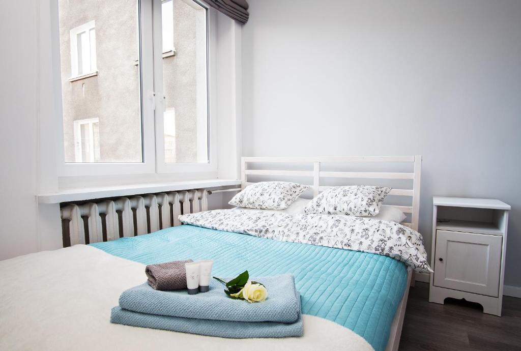 1 dormitorio con 1 cama con toallas en Apartament Zgoda, en Gdynia