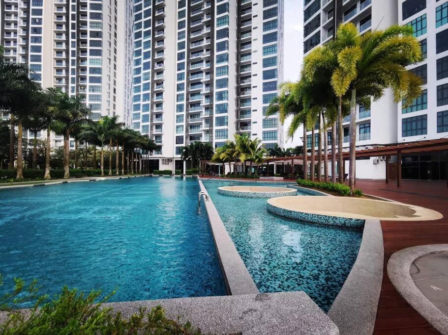 馬西的住宿－Cozy couple apartment suite，一座棕榈树和建筑的大型游泳池