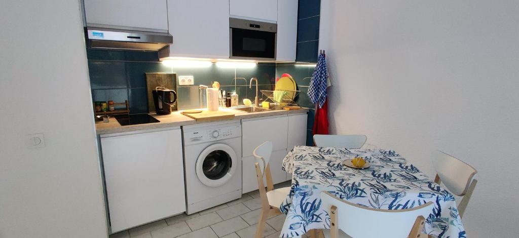 Dapur atau dapur kecil di Studio avec terrasse en bord de mer Marseille