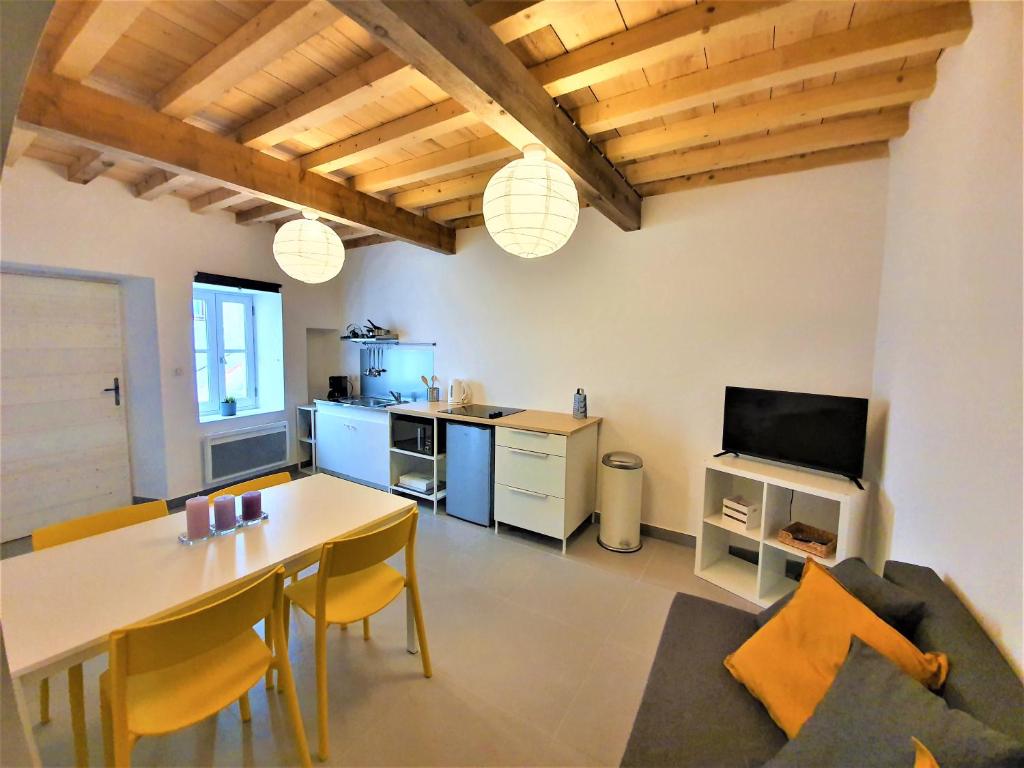 Kuchyňa alebo kuchynka v ubytovaní Maison de ville des Arènes