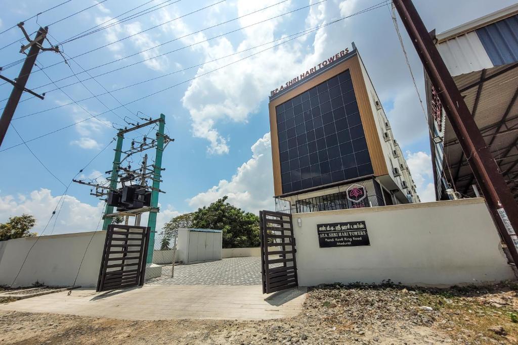 una puerta abierta con un panel solar en un edificio en Hotel Harigardenia - Airport Mattuthavani ring road, Near Meenakshi Mission Hospital, Madurai, en Tallākulam