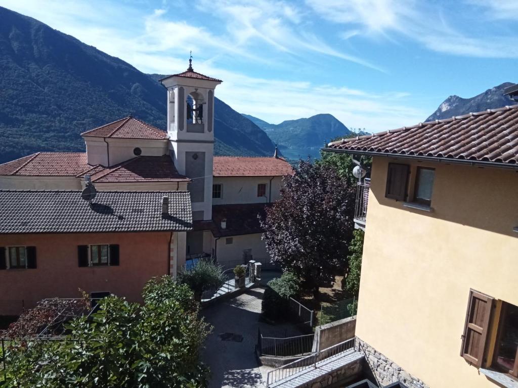 uma vista para um edifício com uma torre de relógio em Ca' dei Codirossi em Carlazzo