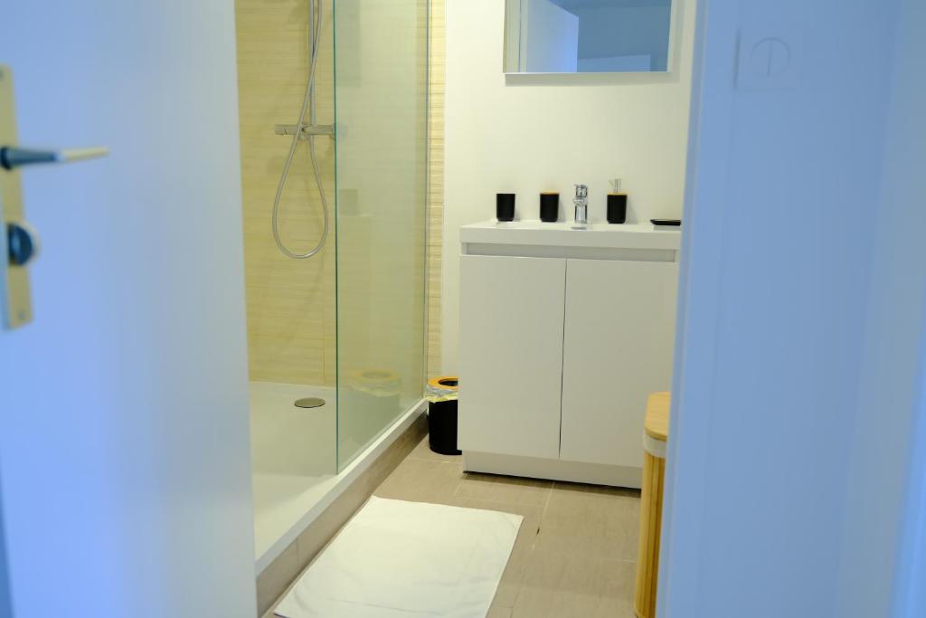 Kúpeľňa v ubytovaní Double Apparts - Spacieux 140 m2 - 4 Ch - Entrée autonome- 2 Parkings Privé Gratuit
