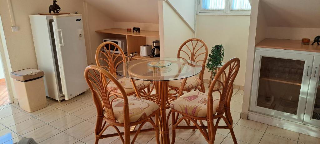 Kuchyň nebo kuchyňský kout v ubytování Logement spacieux deux pièces à Baie Mahault