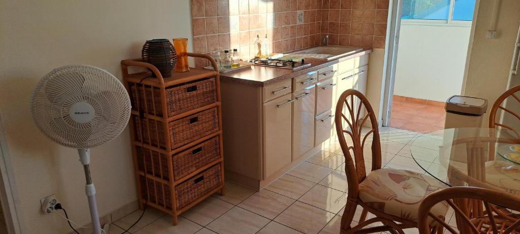 Kuchyň nebo kuchyňský kout v ubytování Logement spacieux deux pièces à Baie Mahault