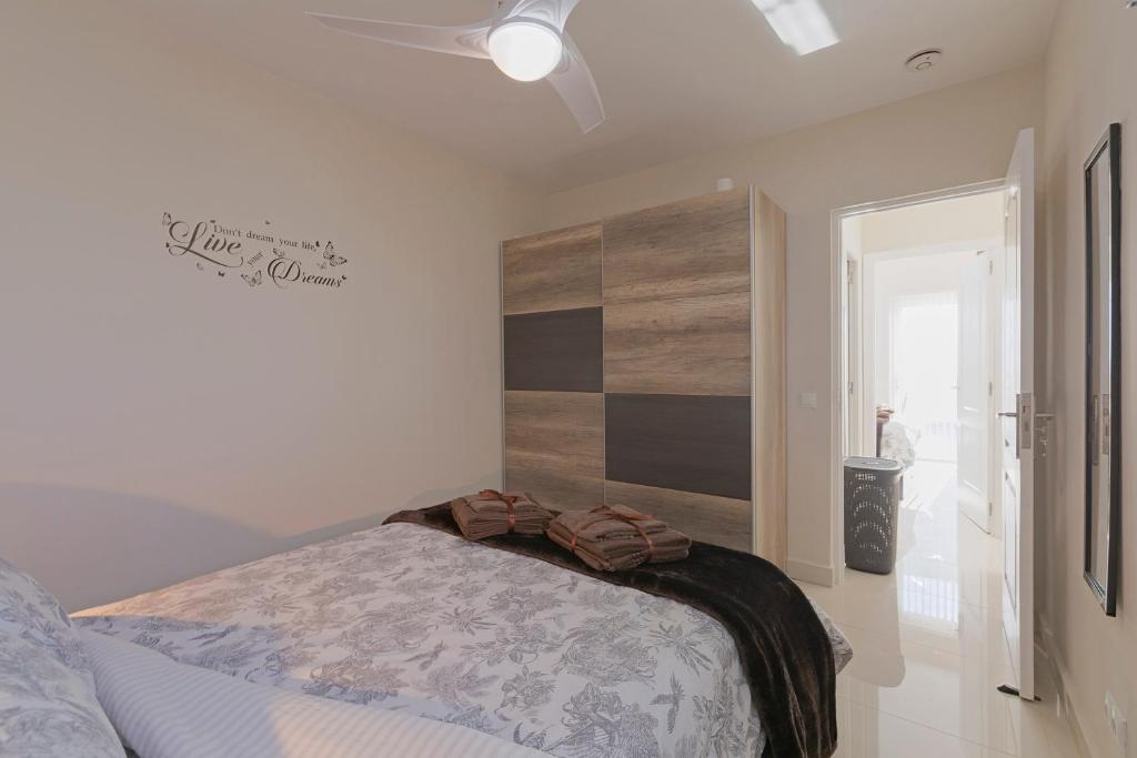 Postel nebo postele na pokoji v ubytování Stunning Apartment within Villa Nr Los Cristianos