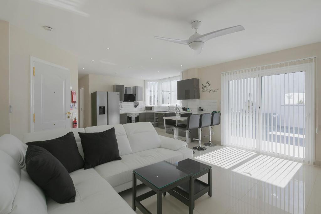 Kuchyň nebo kuchyňský kout v ubytování Stunning Apartment within Villa Nr Los Cristianos